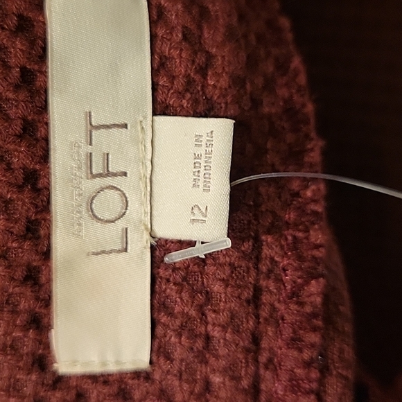 NWT Loft pleated burgundy skirt size 12. Zip back - Picture 9 of 10